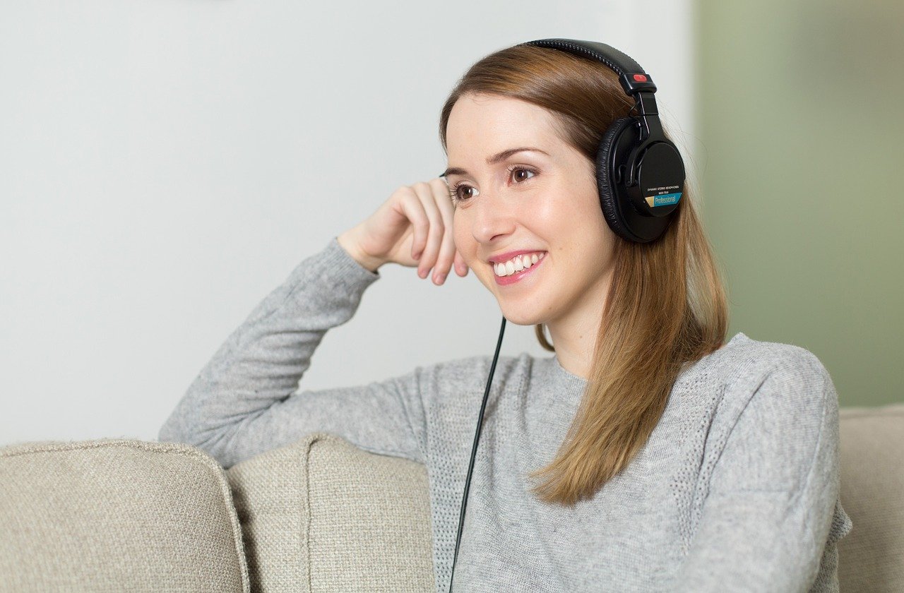 Aktives Hören: Frau hört über Kopfhörer