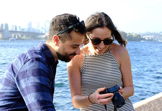 Junges Paar am Meer mit Kamera